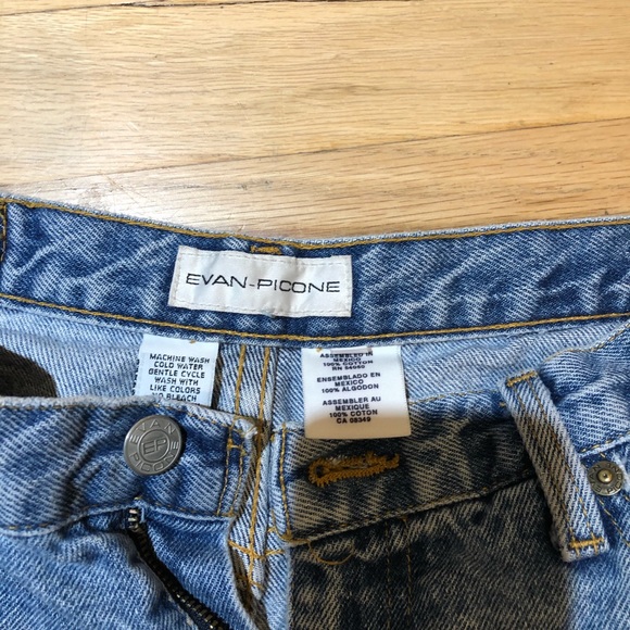 Denim shorts size 8 - Picture 2 of 4